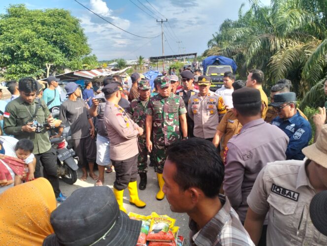 
 Forkopimda Siak dan TNI-Polri Sambangi Lokasi Banjir dan Berikan Bantuan