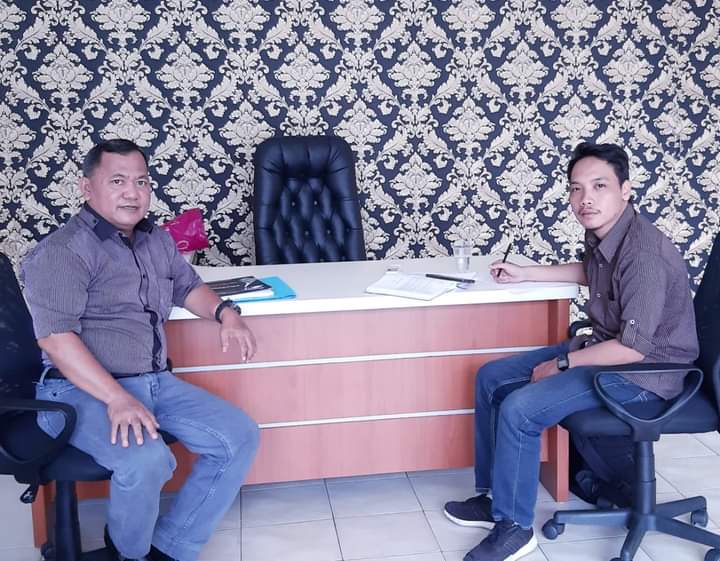
 Foto bersama Direktur Utama Pekanbaru Journalist Center PJC (sebelah kiri)  Drs. Wahyudi El Panggabean, M.H., C.PCT., Pendiri Media Insan Terkini (sebelah kanan) Ade Setiawan, S.Sos dokumentasi 2019