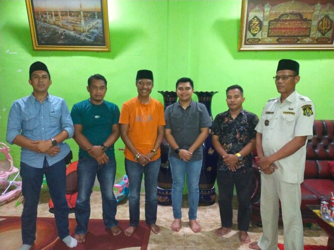 
 Ketua Karang Taruna Provinsi Riau Andri.ST bersilaturahmi di kediaman salah satu tokoh masyarakat di Tualang