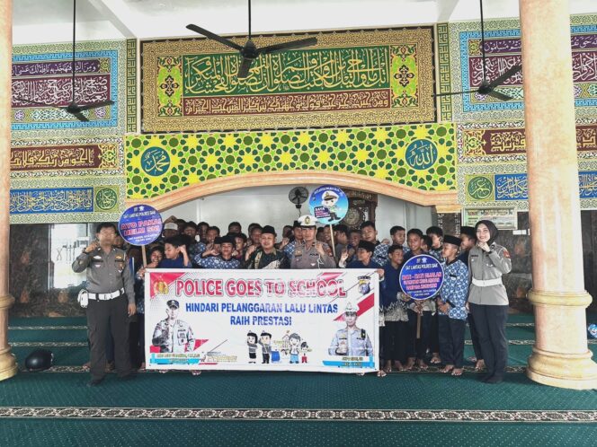 
 Bersama ISDC,Satlantas Polres Siak Terus Kunjungi Sekolah Sekolah Setingkat SMP dan SMA di Kabupaten Siak Edukasi Pelajar Tentang Tertib Berlalu Lintas