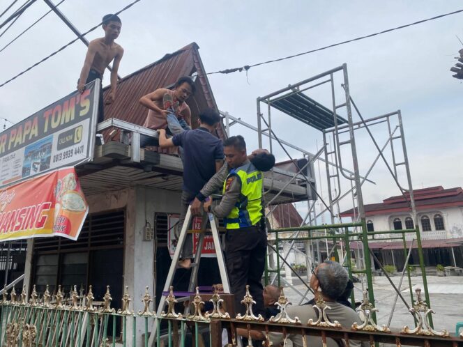 
 Patut di acung Jempol..Aksi Heroik Anggota Satlantas Polresta Pekanbaru Dalam Penyelamatan Warga yang Tersengat Arus Listrik