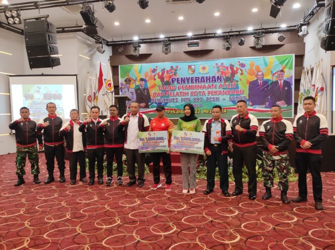 
 Kapolresta Pekanbaru di Wakili Kasat Binmas Serahkan Uang Pembinaan Kepada Atlit dan Pelatih Kota Pekanbaru