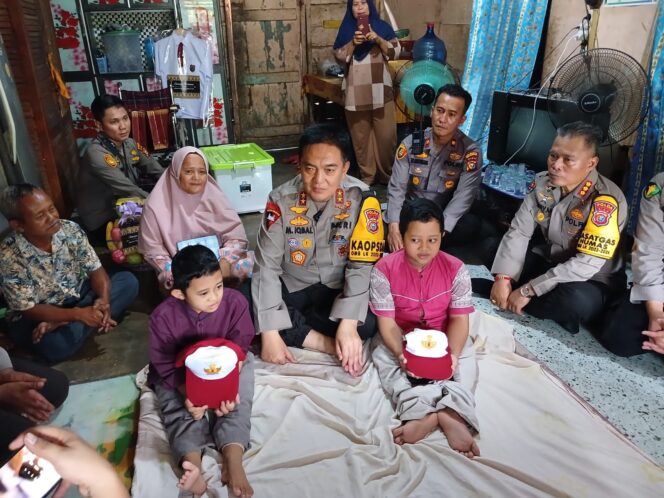 
 Kapolsek Senapelan Dampingi Kapolda Riau Besuk Anak Menderita Penyakit Tulang Kaca