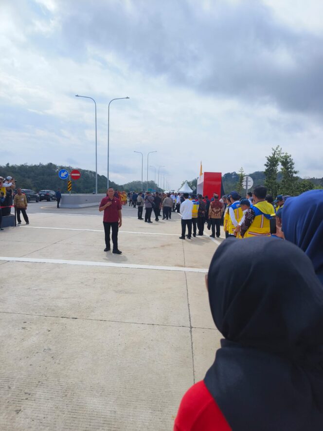 
 Jokowi Resmikan Jalan Tol Pekanbaru-Padang, Habiskan 4,8 Triliun
