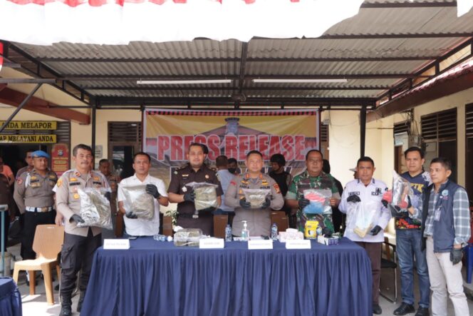 
 Gelar Press Release dan Pemusnahan 7 Kg  Narkotika Jenis Daun Ganja Kering, AKBP Asep : ” Kita menyelamatkan 14.000 jiwa”