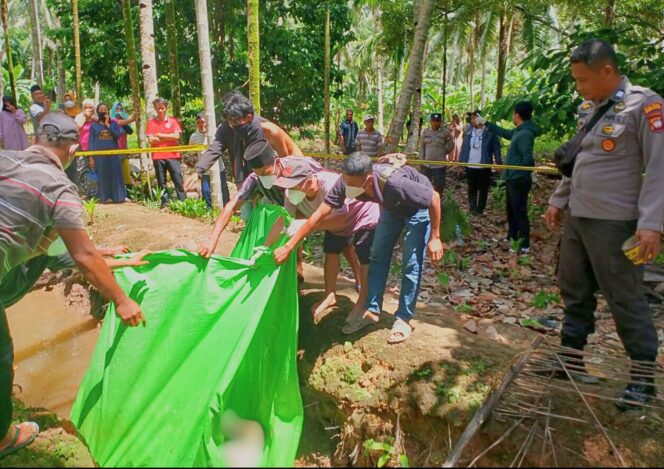 
 Polisi Mengevakuasi Jenazah, Sumber Gamabr: Humas Center Polres KKR