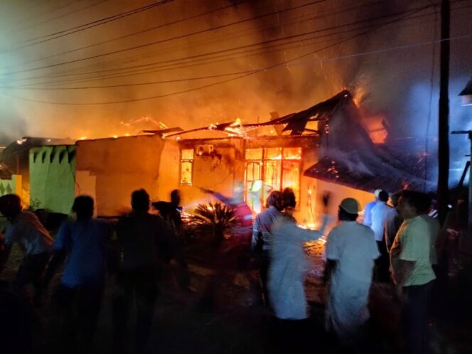 
 Si Jago merah hanguskan 3 unit rumah di Perum Persada indah KPR 1 Perawang