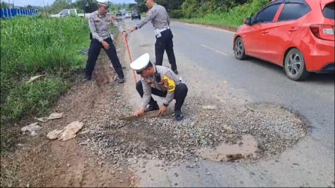 
 Sering Makan Korban, Lubang Jalan di KM 36 Trans Kalimantan