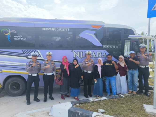 
 Pantau arus balik libur panjang Isra’ Mi’raj, Kasat Lantas Polres Siak AKP Kaliman sambangi awak angkutan umum di Rest Area Km 45 A Tol Pekanbaru-Dumai.