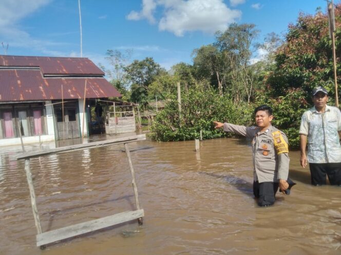 
 Waspada Banjir Cuaca Ekstrim Polisi Lakukan Patroli di Kubu Raya