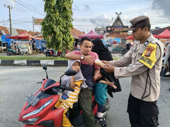 
 Mencari keberkahan di bulan suci Ramadhan, Polsek Tualang membagikan Takjil